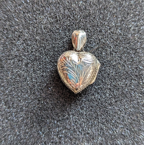 Vintage Heart Locket Genuine Silver - Picture 3 of 4
